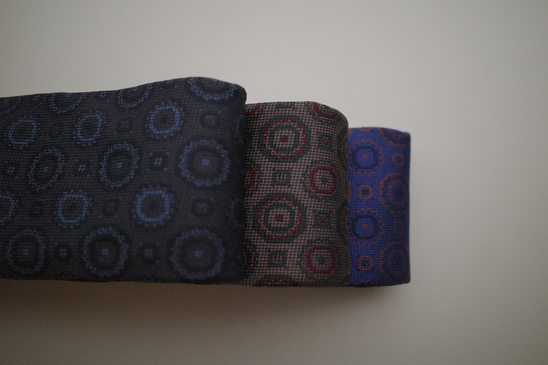 フラットメダリオンネクタイ